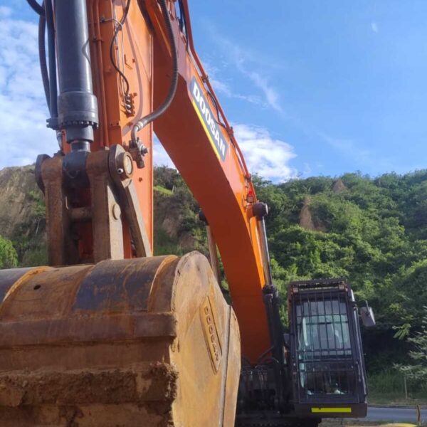 Excavadora usada 2022 Doosan DX450LCA-7M (1)