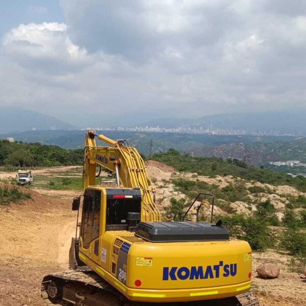 Excavadora usada 2011 Komatsu PC200LC-8 (4)