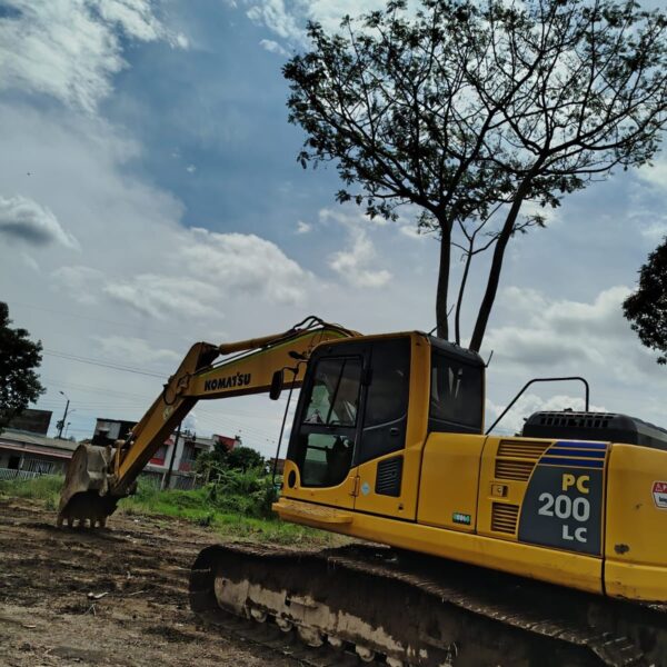 Maquinaria pesada usada KOMATSU PC200 LC