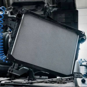 Radiador de Maquinaria pesada en mantenimiento preventivo