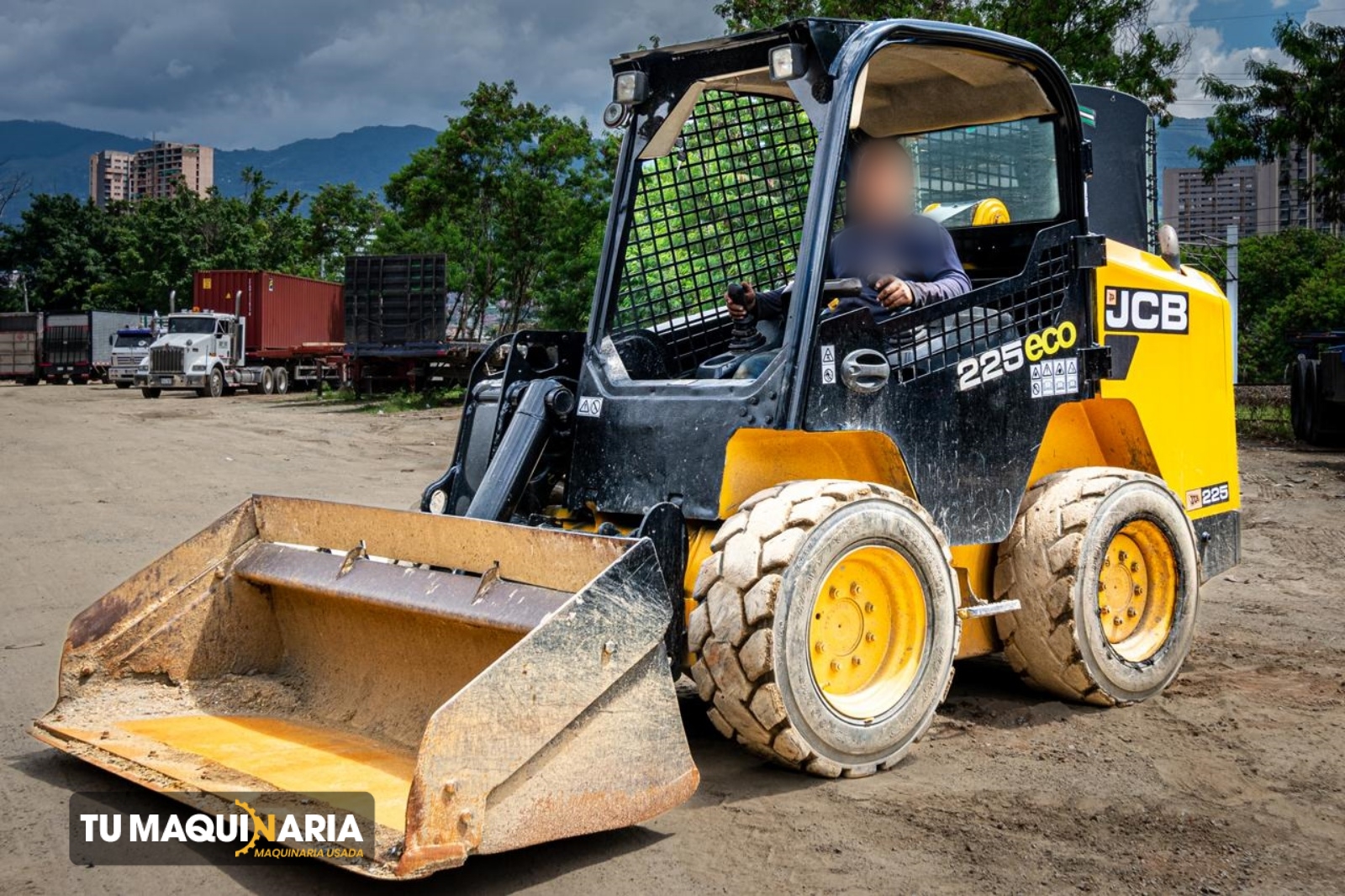 minicargador usado 2013 jcb 225 tm1360 (3)